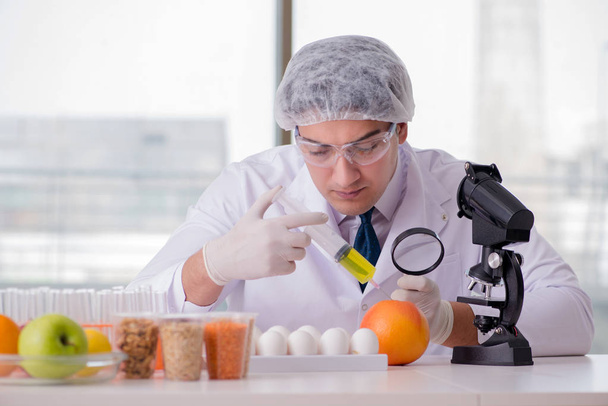 Expertos en nutrición prueban productos alimenticios en laboratorio - Foto, imagen
