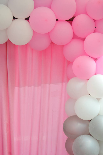 ballons cadre sur fond de rideau rose blanc
 - Photo, image