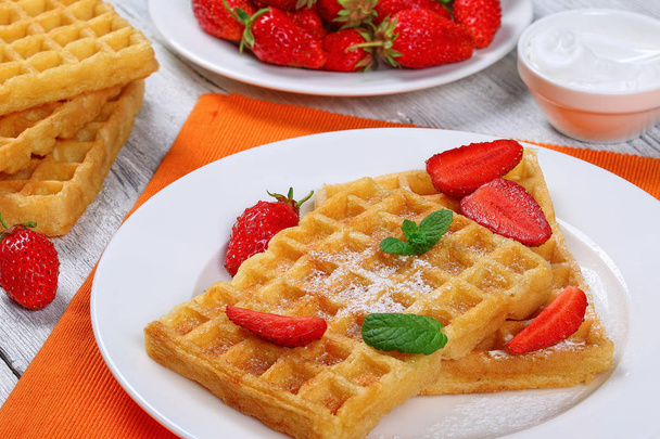 Belgian waffles with strawberries - Zdjęcie, obraz