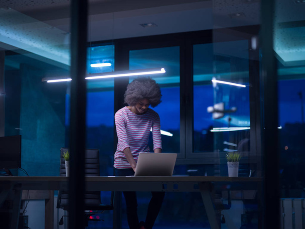 чернокожая бизнесвумен использует ноутбук в офисе
 - Фото, изображение