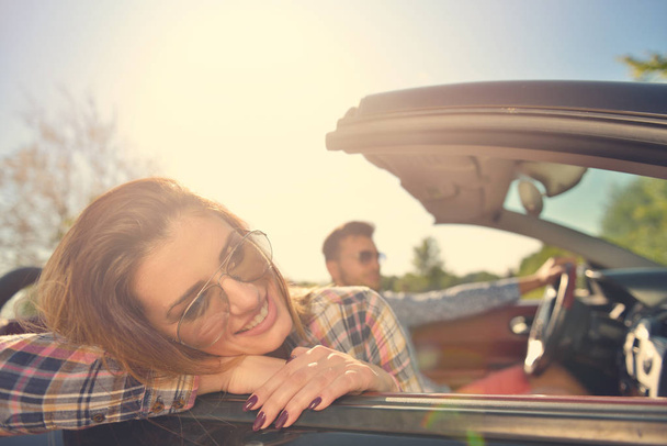 Pár milenců jízdy na kabriolet auto - novomanželský pár na romantické rande - Fotografie, Obrázek