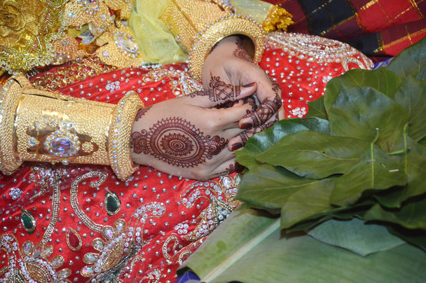 Νύφη της Ινδονησίας ήταν μακιγιάζ με παραδοσιακή φορεσιά της νύφης Bugisnesse - Φωτογραφία, εικόνα