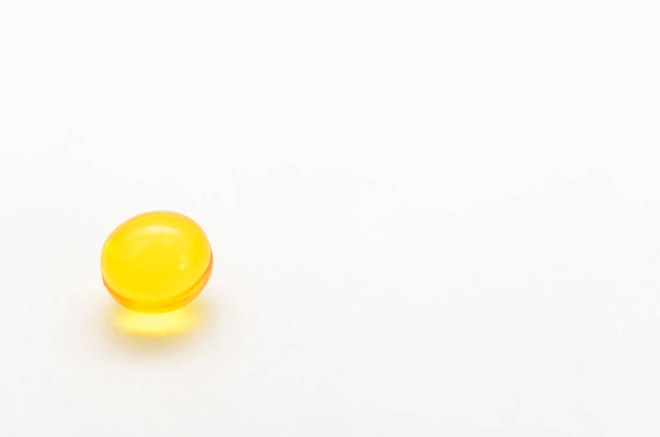 Fogamzásgátló tabletták a világos háttér csomagolás nélkül. - Fotó, kép