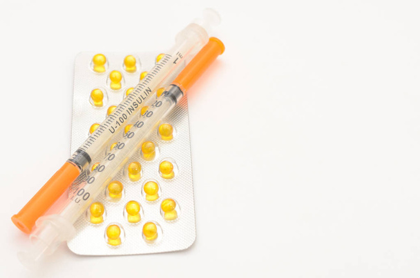 Comprimidos anticonceptivos en envases y sin fondo claro
. - Foto, Imagen