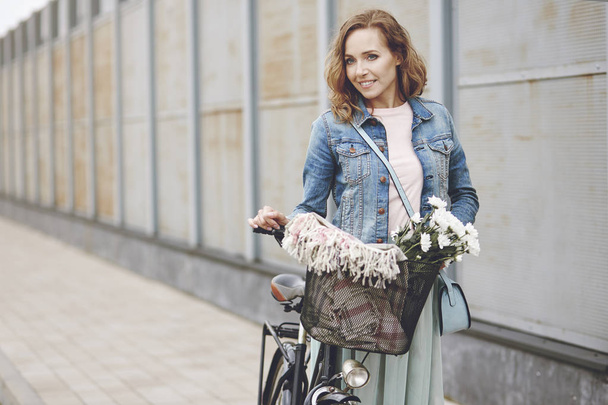 自転車と一緒に歩いている女性  - 写真・画像