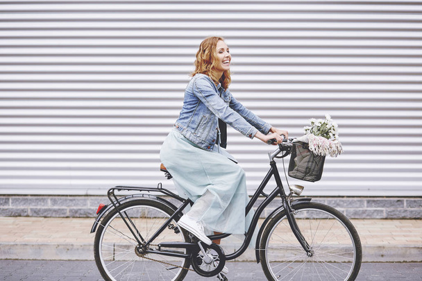 женщина на велосипеде - Фото, изображение