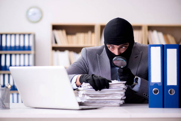 Bűnöző üzletember símaszkot visel az irodában - Fotó, kép