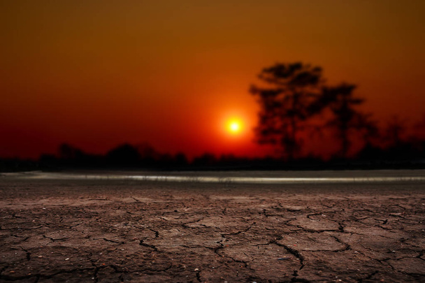 zonsondergang over gebarsten woestijn - Foto, afbeelding