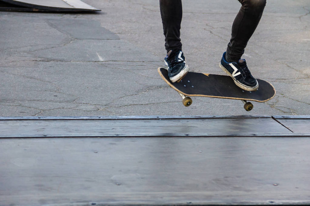 Πόδια skateboarder ιππασίας skateboard  - Φωτογραφία, εικόνα