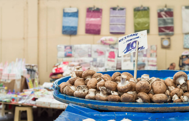 Champignons frais avec étiquette de prix sur le comptoir avec fond flou dans un bazar traditionnel de la verrerie en Turquie
. - Photo, image
