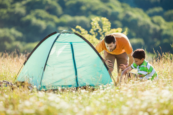 Isä ja poika telttailevat
 - Valokuva, kuva