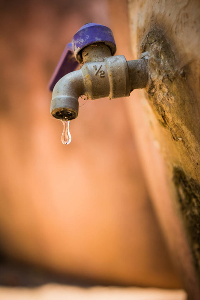 старая ржавая вода из крана
 - Фото, изображение