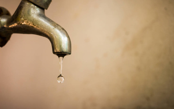 Dripping faucet. In water d'times of crisis it is important to save missing - Foto, Imagen