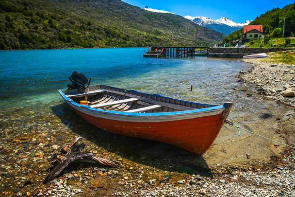Patagonya göl kıyısındaki küçük tekne - Fotoğraf, Görsel