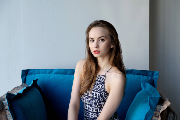 beautiful girl sitting on a couch - Valokuva, kuva