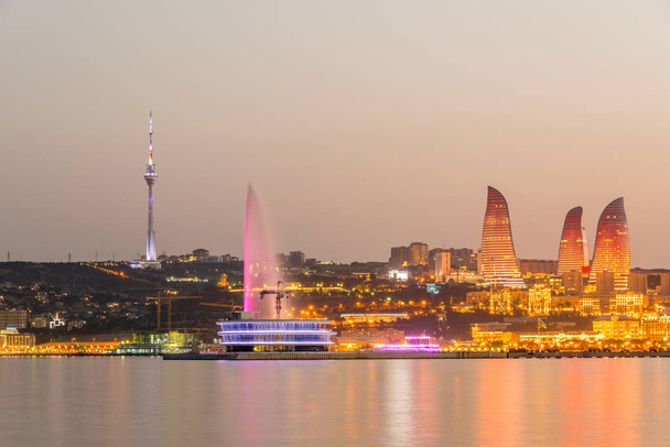 Wgląd nocy Azerbejdżan Baku podczas zachodu słońca - Zdjęcie, obraz