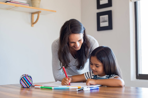 Mother helping daughter draw - 写真・画像