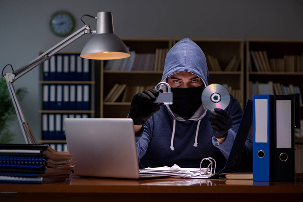 Hacker krade osobní údaje z domácího počítače - Fotografie, Obrázek