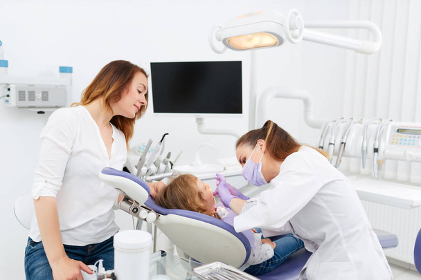 Little girl in dentist cabinet - Foto, immagini