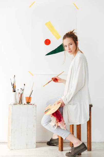 Concentrated young caucasian lady painter - Foto, Bild