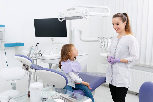 Dentist and small girl in cabinet - Foto, immagini