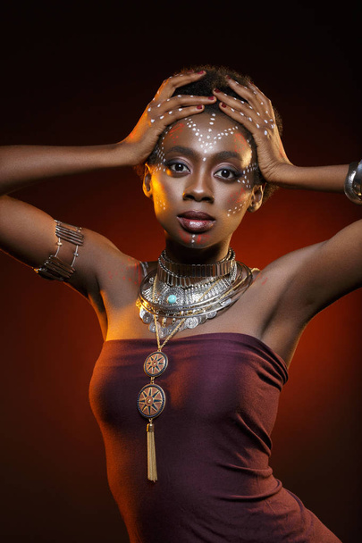 Hermosa chica afro con dibujos en la piel
 - Foto, Imagen