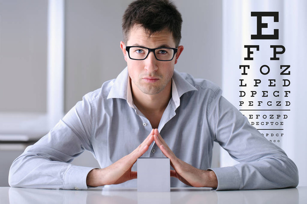 мужское лицо с очками на фоне диаграммы зрения, глаз
 - Фото, изображение