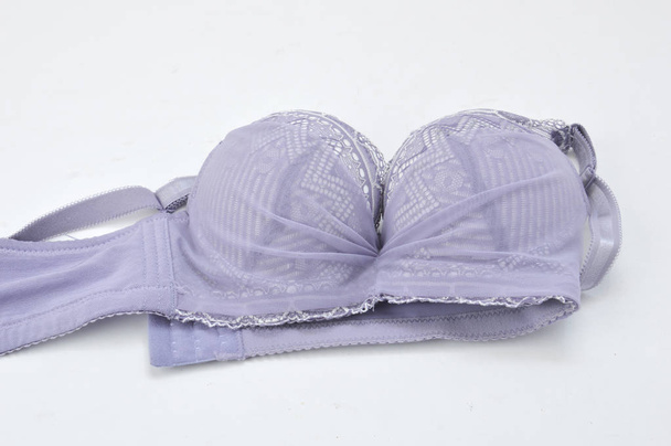 sujetador púrpura sobre fondo blanco
 - Foto, Imagen