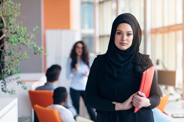 Arabe femme d'affaires avec hijab tenant un dossier
 - Photo, image