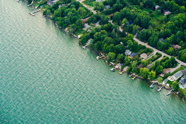 Maisons en banlieue résidentielle au bord du lac
 - Photo, image