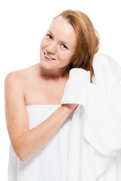 Serviette de séchage heureuse jeune femme, cheveux roux sur fond blanc
 - Photo, image