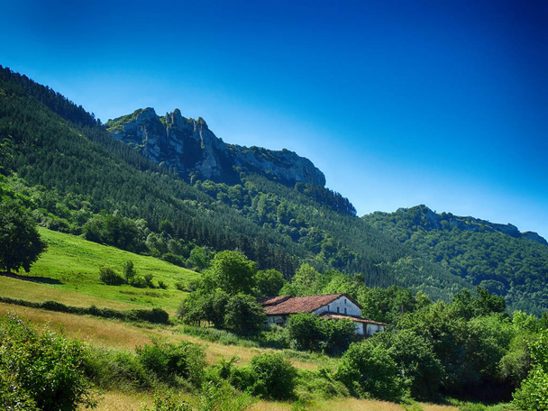 Berge am Urkulu-Stausee im Baskenland  - Foto, Bild