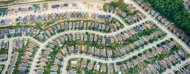 Вид с воздуха на дома в жилых пригородах
 - Фото, изображение