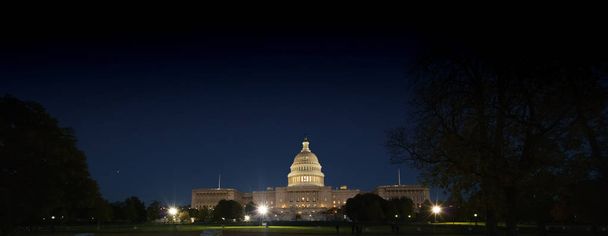 Vue lointaine du Capitole la nuit
 - Photo, image
