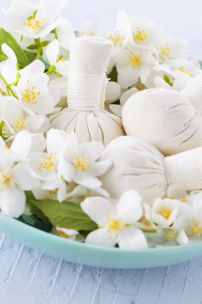 comprimeren van massage met jasmijn bloemen - Foto, afbeelding