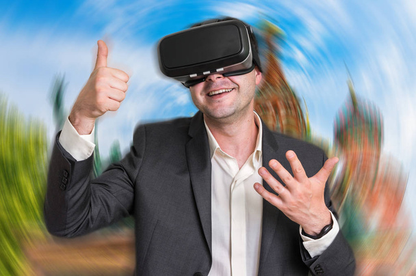 Podnikatel, používající virtuální realita headset brýle - Fotografie, Obrázek