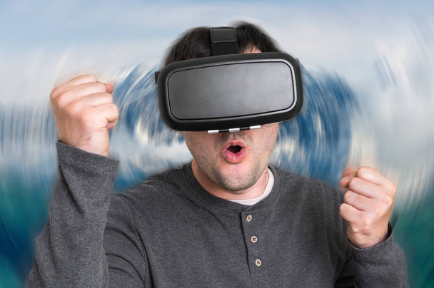 Homem com óculos de realidade virtual está jogando jogos 3D
 - Foto, Imagem