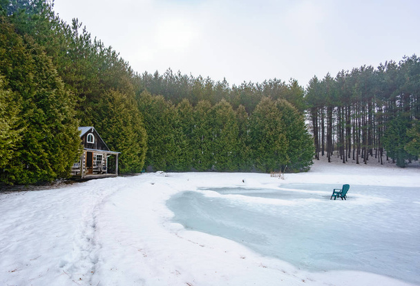 cabine in landelijke omgeving in de winter - Foto, afbeelding