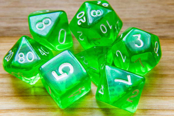 Много полупрозрачного зеленого играя в кости на деревянном фоне W
 - Фото, изображение