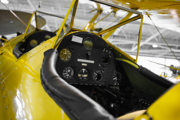 黄色塗装のプロペラ機 - 写真・画像