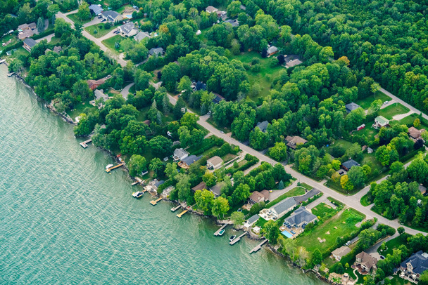 Vista aérea de casas em subúrbios residenciais
 - Foto, Imagem