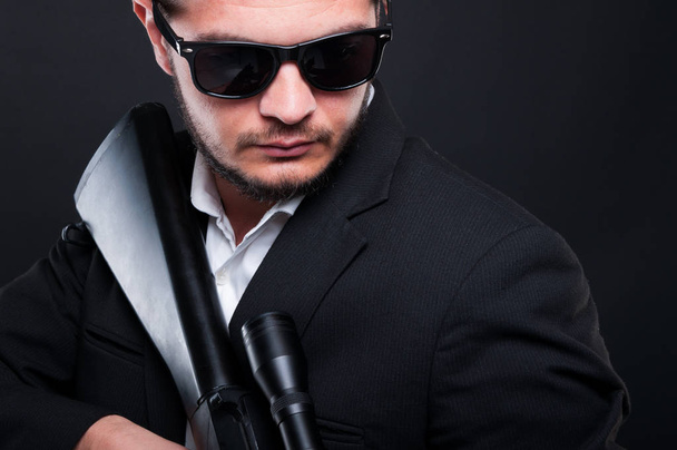 Mafia gangster homme en costume avec fusil
 - Photo, image