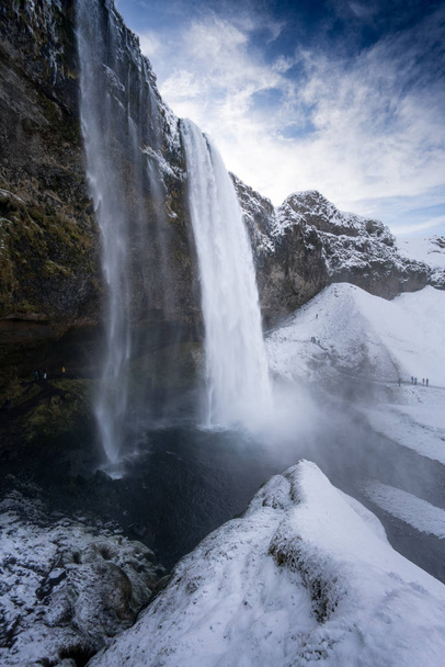 neve coberta paisagem e alta cachoeira
 - Foto, Imagem