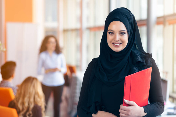 Arabian business woman with hijab holding a folder - Foto, Imagen