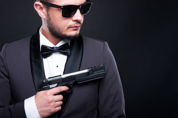 Beau membre de la mafia avec revolver armé
 - Photo, image