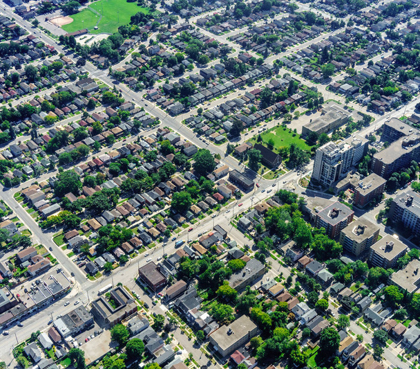 Hoge hoekmening van huizen in residentiële buitenwijken - Foto, afbeelding