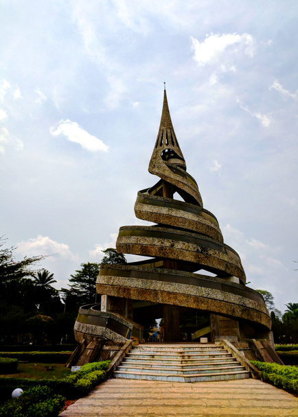 Εξωτερική άποψη στο μνημείο της επανένωσης, Γιαουντέ, Καμερούν - Φωτογραφία, εικόνα