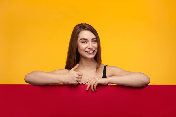 Young woman showing thumb up - Φωτογραφία, εικόνα