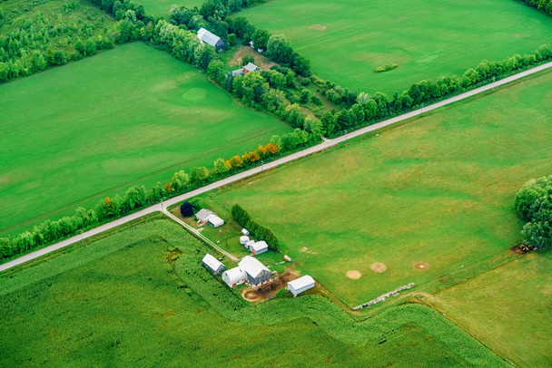 Korkea kulma näkymä maatalousmaan ja rakennusten
 - Valokuva, kuva