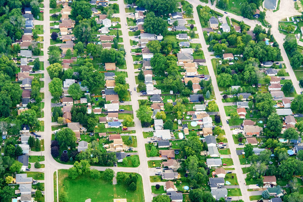 Vue aérienne de maisons en banlieue résidentielle
 - Photo, image